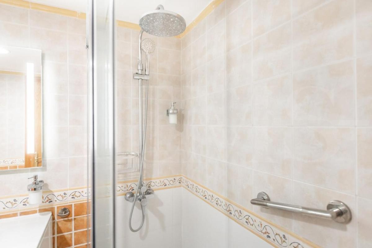 Cozy Getaway With Pool, Close To The By Rems Appartement Benalmádena